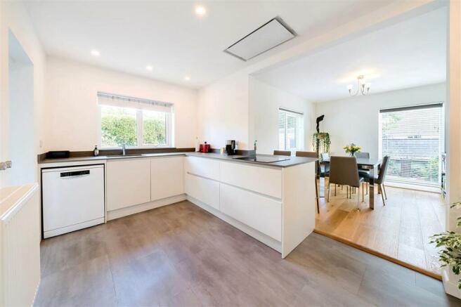 FITTED KITCHEN