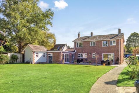 Substantial and Flexible Family Home in Caston