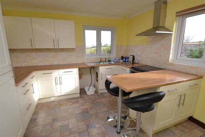 KITCHEN/BREAKFAST ROOM