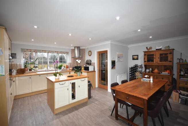 4 bed Detached to rent Image 4