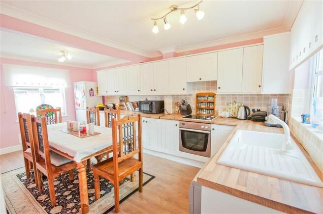 Kitchen/ Dining Room