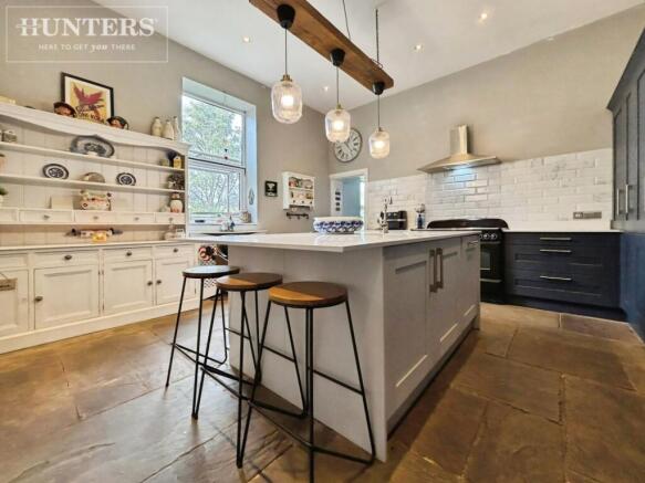 5 bed Detached for sale Image 9