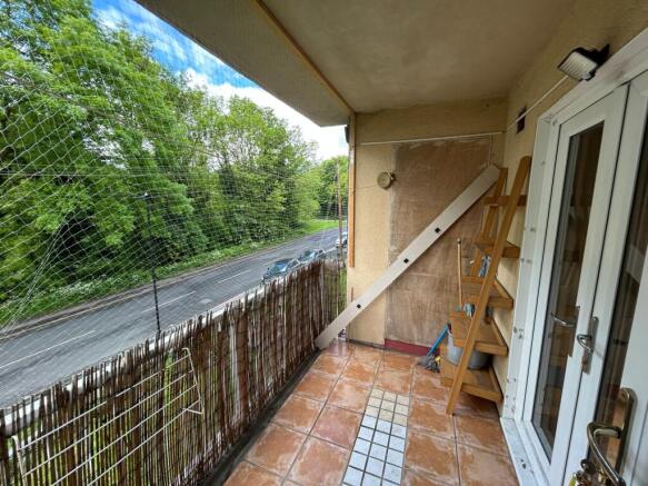3 bed Flat for sale Image 11