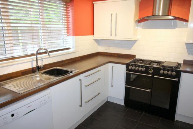 Well equipped fitted kitchen