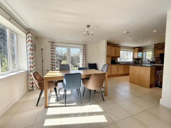 KITCHEN/DINING ROOM
