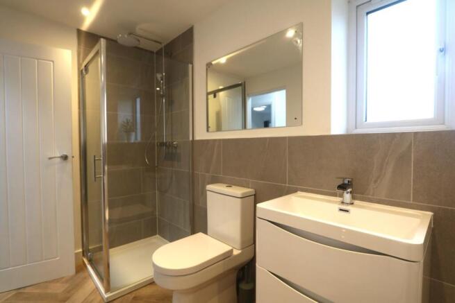 BATHROOM 1.JPG
