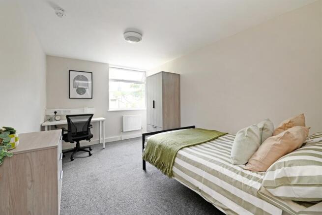 4 bed Apartment to rent Image 2