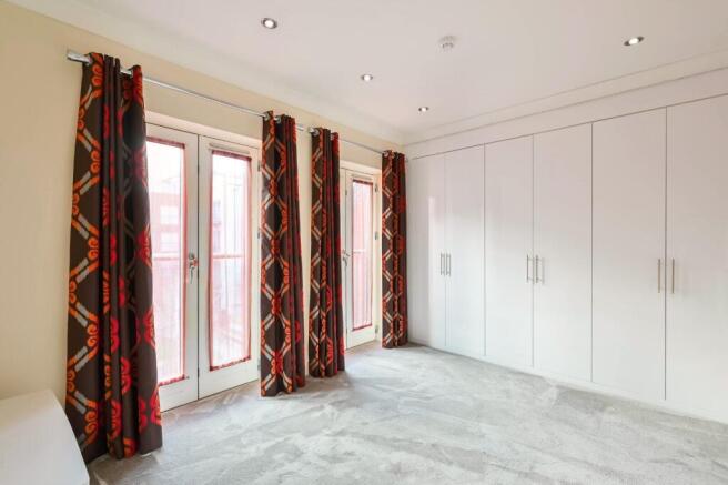 4 bed House to rent Image 8