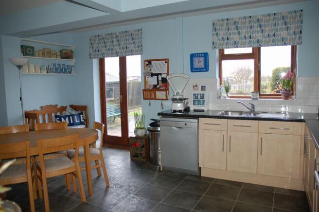 KITCHEN/DINING ROOM