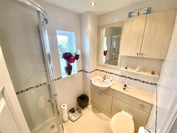 EN-SUITE SHOWER ROOM