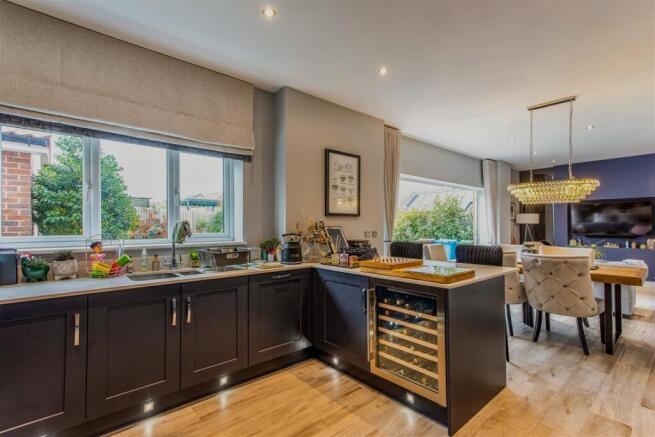 KITCHEN 2.JPG