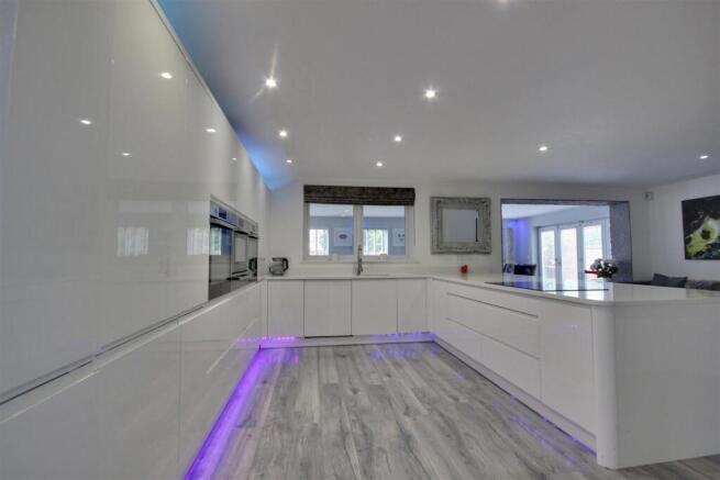 7 bed Detached for sale Image 4