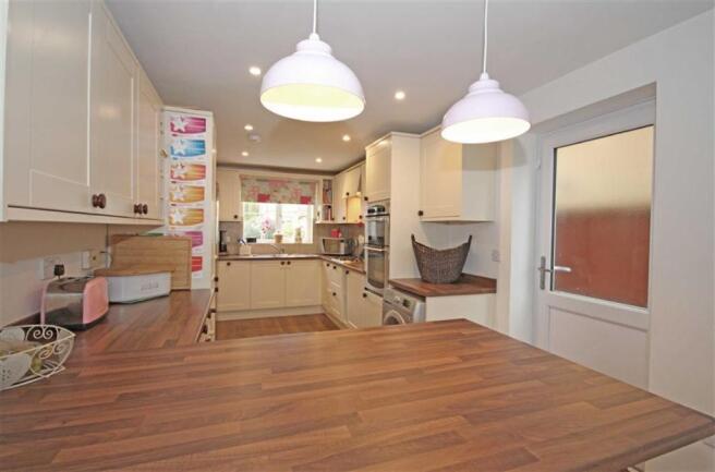 KITCHEN / DINING AREA