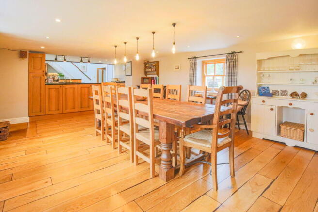 5 bed Detached for sale Image 12