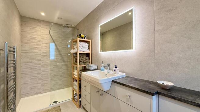 principal bedroom ensuite