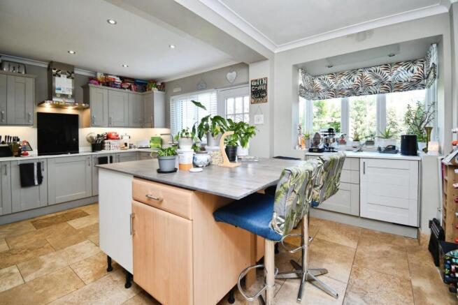 4 bed Detached for sale Image 6
