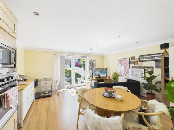 2 bed Flat to rent Image 5
