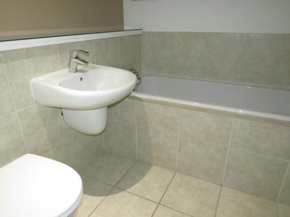 3 bed Apartment to rent Image 8