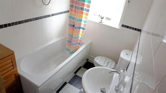 FIRST FLOOR FAMILY BATHROOM