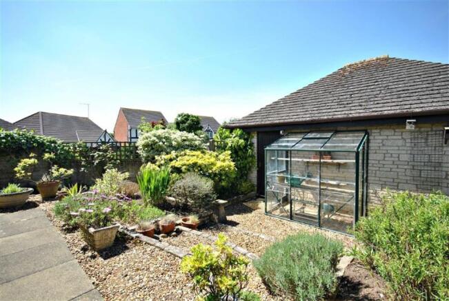 FRONT ENCLOSED GARDEN