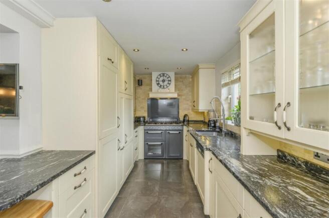 4 bed Detached for sale Image 11
