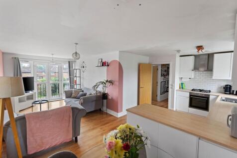 Gellar Court, Station Approach, RH6