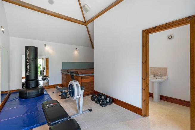5 bed Detached for sale Image 10