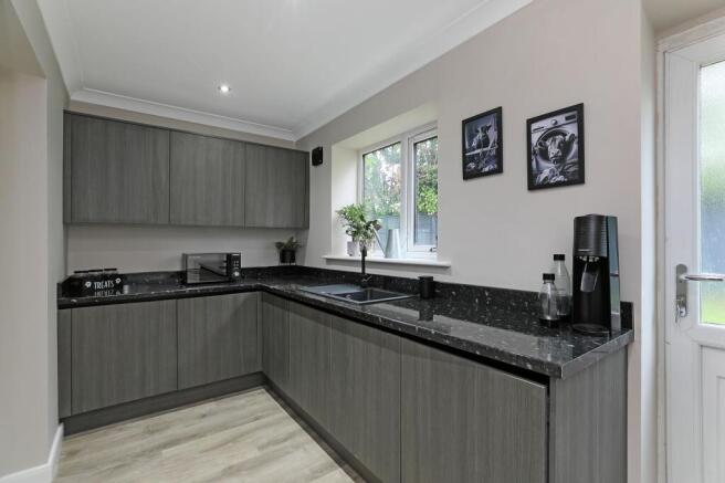5 bed Detached for sale Image 9