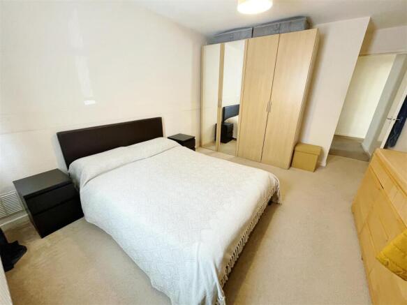 3 bed Flat for sale Image 9