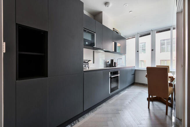 1324114-5-686e392...