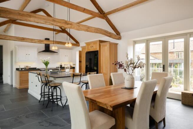 5 bed House for sale Image 4