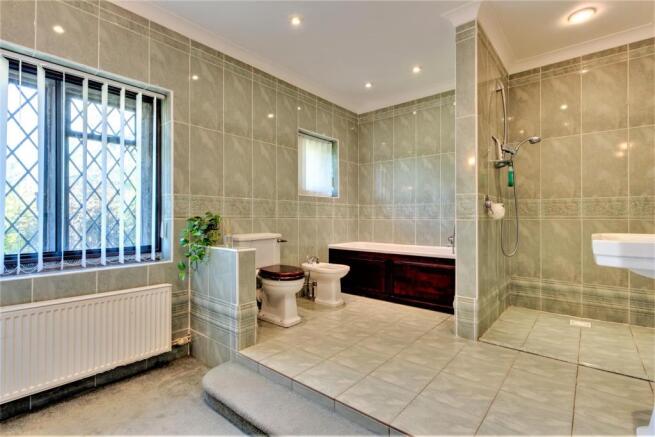 FAMILY BATHROOM