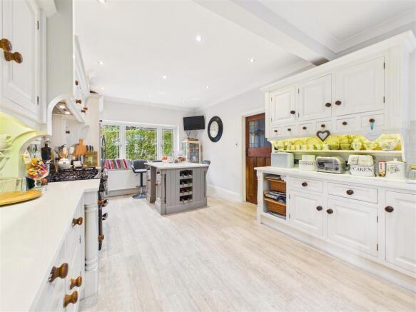 5 bed Detached for sale Image 6
