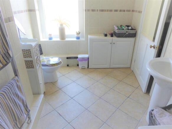 FAMILY BATHROOM