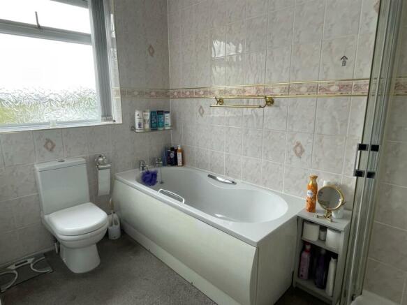 Bathroom..jpg