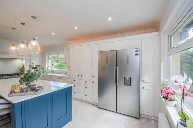 5 bed Detached Bungalow for sale Image 8
