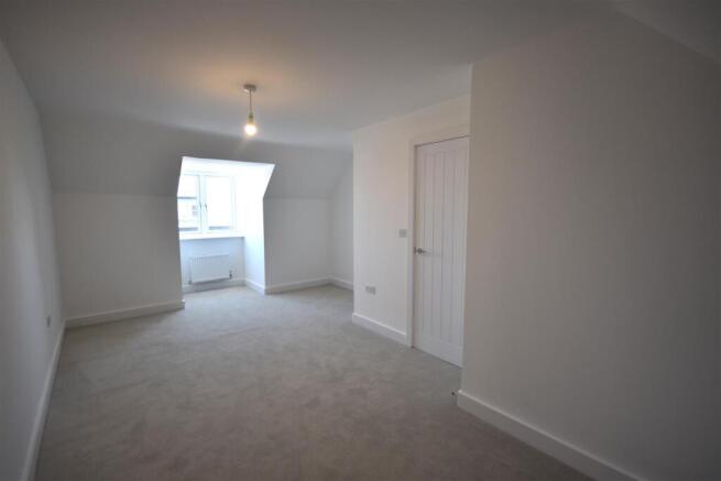 5 bed Detached for sale Image 9