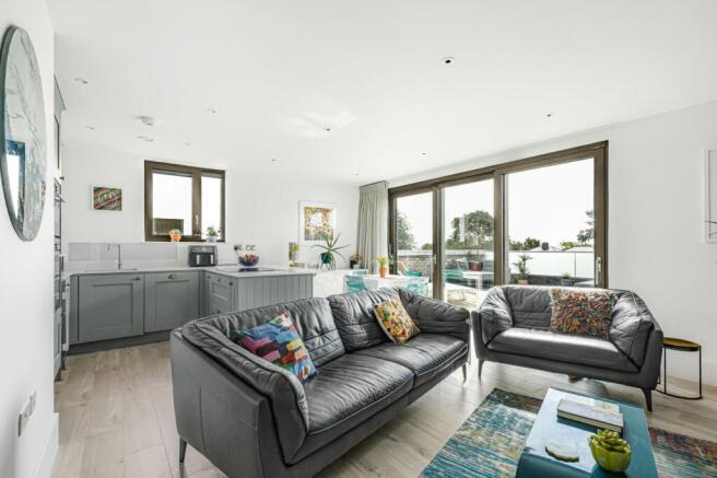 OPEN-PLAN KITCHEN / RECEPTION ROOM