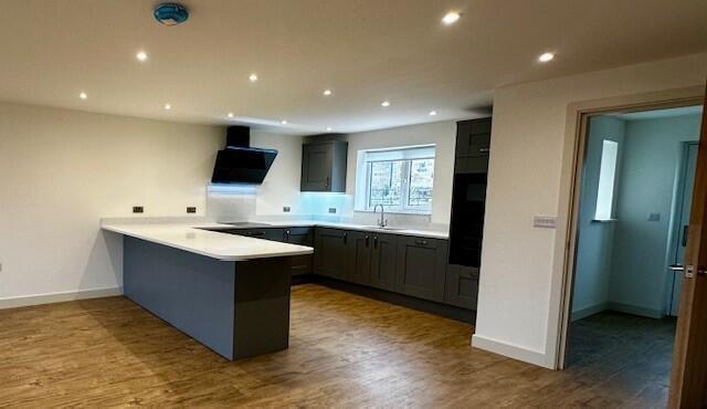 4 bed Town House to rent Image 5