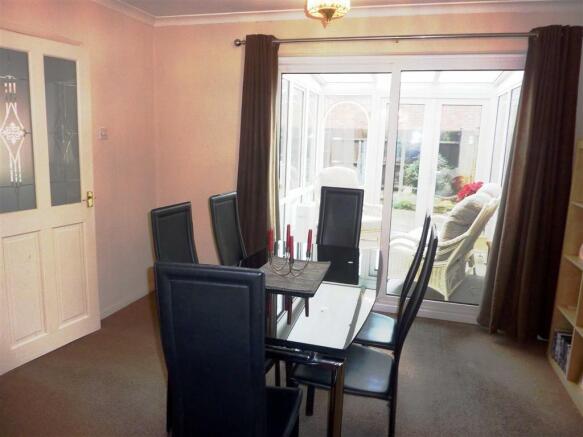 LOUNGE/DINING ROOM