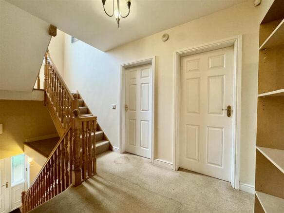 5 bed Detached for sale Image 10