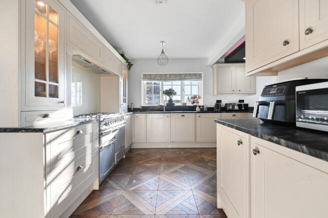 4 bed Detached for sale Image 10