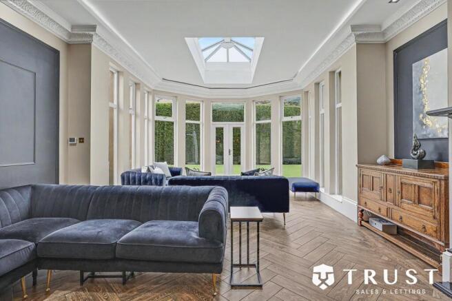 6 bed Detached for sale Image 5