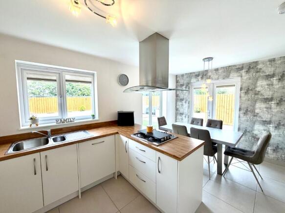 4 bed Detached for sale Image 5