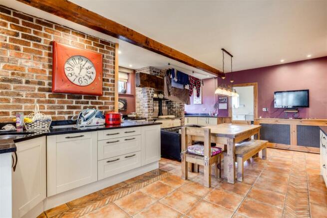 5 bed Detached for sale Image 8