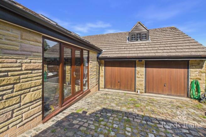 5 bed Detached for sale Image 8