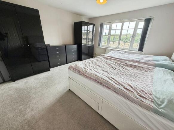 5 bed Detached for sale Image 12