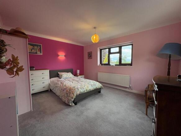 4 bed Semi-Detached for sale Image 9