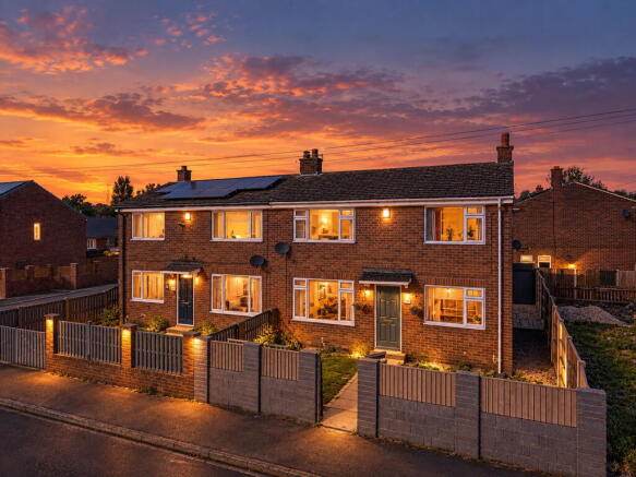 3-bed semi-detached on Lister Close, Featherstone, Pontefract, WF7 5BT, £159,995