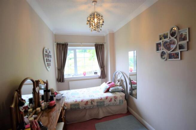 13 Corbiere, Elland Road, Ripponden, HX6 4JN Bedro